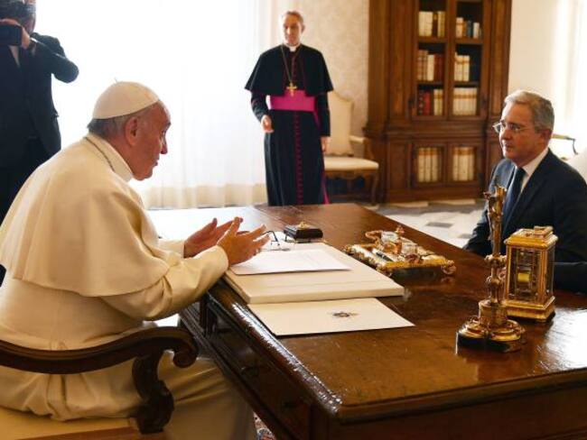 A instancias del papa, Santos y Uribe hablaron de sus diferencias sobre la paz