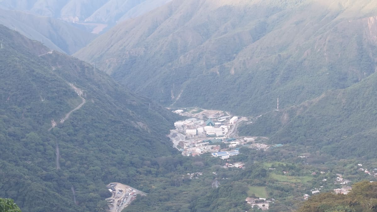 Rescatistas tratan de localizar a mineros informales atrapados en socavones de Buriticá