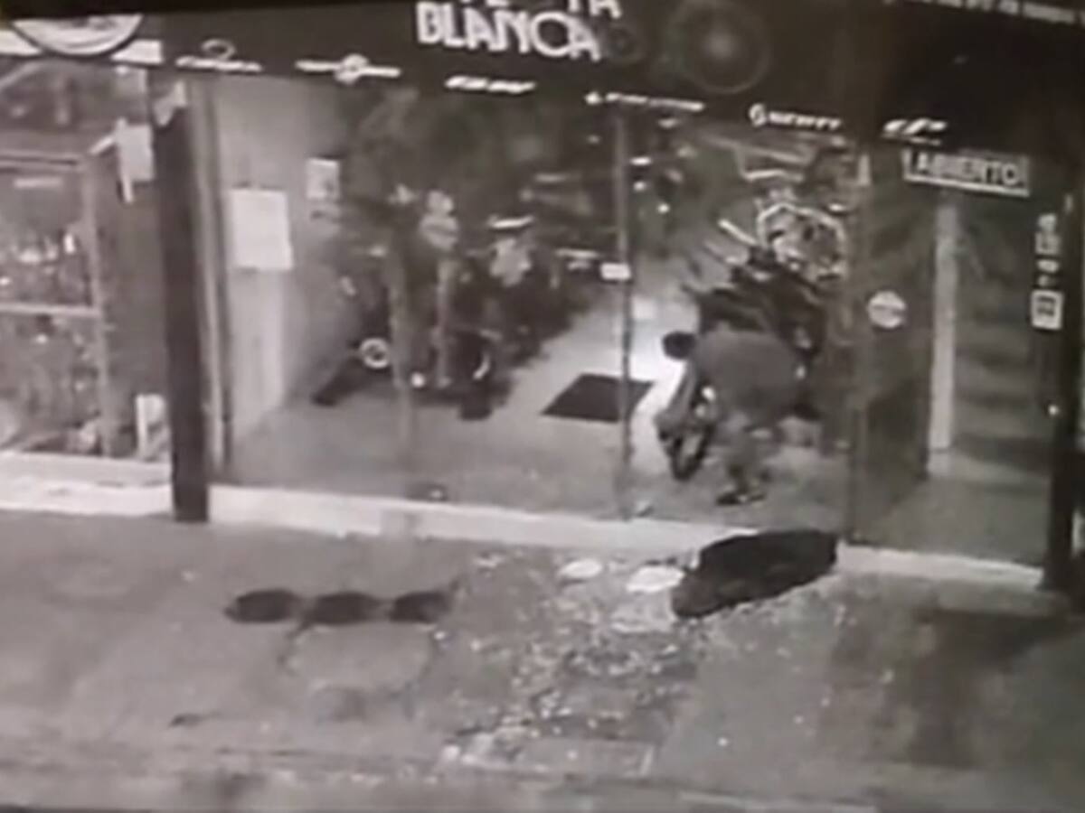 En ocho segundos entró a un almacén de Ibagué y se robó una bicicleta