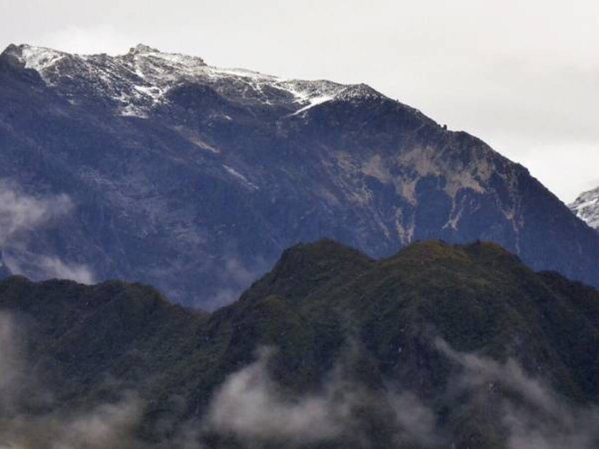 Por tierra y aire combaten incendio en la Sierra Nevada de Santa Marta