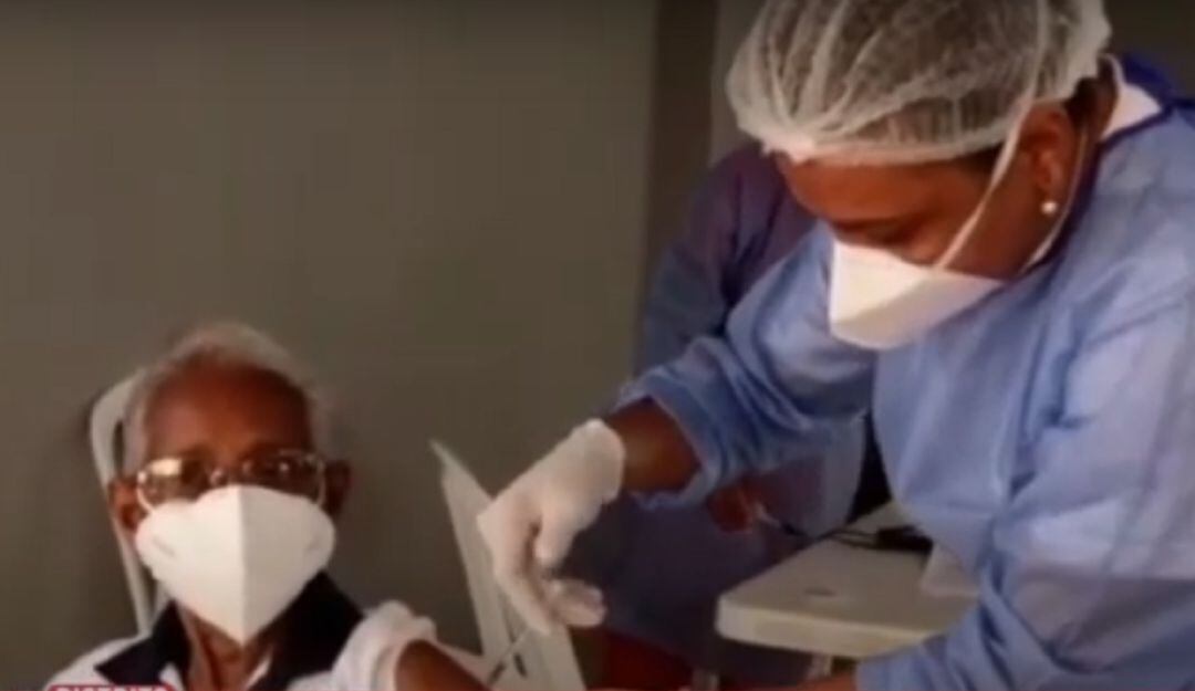 La mujer de 79 años se convirtió en la primera beneficiada de las jornadas que adelanta el Dadis en conjuntos de más de 250 apartamentos