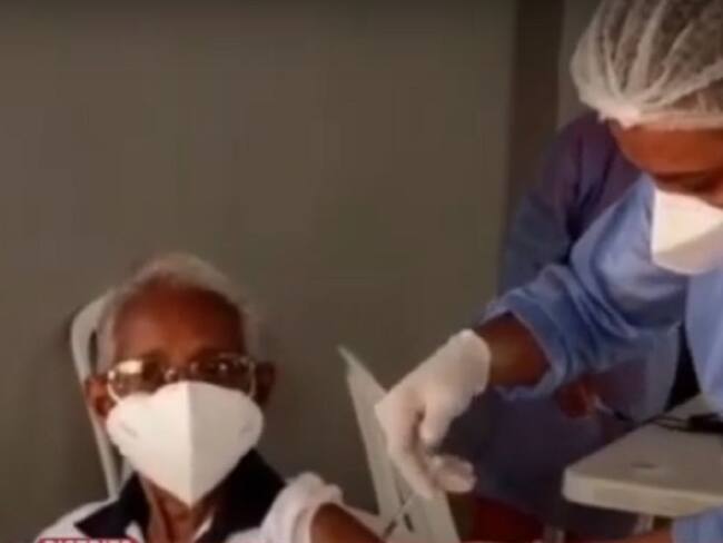 La mujer de 79 años se convirtió en la primera beneficiada de las jornadas que adelanta el Dadis en conjuntos de más de 250 apartamentos