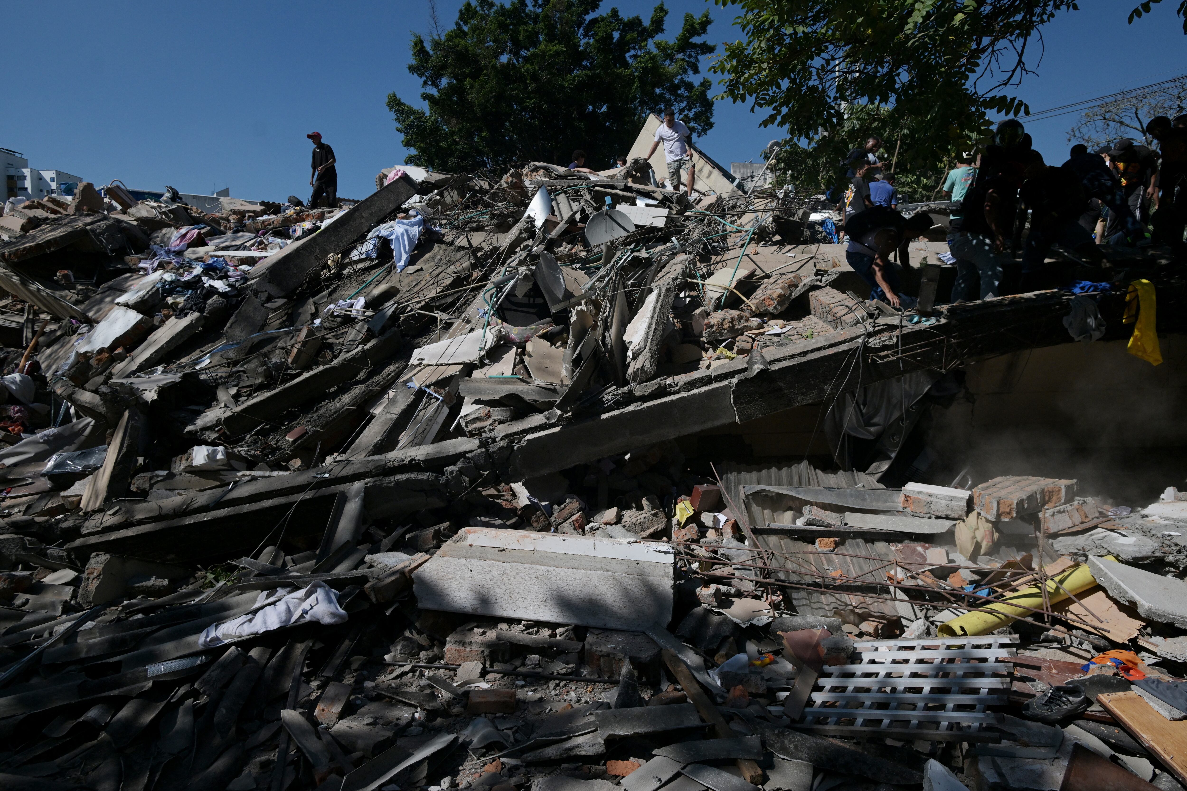 Vista de los escombros de un edificio derrumbado tras un terremoto en Cali, Colombia, el 10 de agosto de 2026. Un potente terremoto sacudió Colombia y países latinoamericanos vecinos el 10 de agosto de 2026, y equipos médicos se movilizaron para ayudar a las víctimas tras los daños o el derrumbe de edificios en varias ciudades. El Servicio Geológico de Colombia y su homólogo estadounidense, el USGS, estimaron la magnitud en 7,4, con un epicentro a 100 km (60 millas) de profundidad en el oeste del país. Inicialmente, Colombia la había estimado en 6,6. (Foto de JOAQUIN SARMIENTO / AFP)