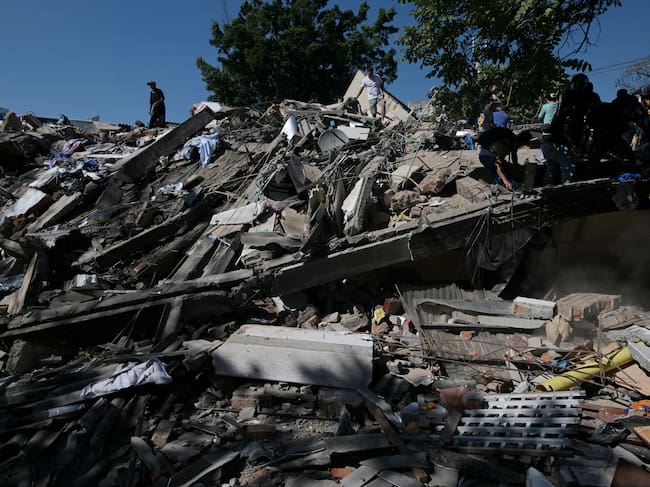Vista de los escombros de un edificio derrumbado tras un terremoto en Cali, Colombia, el 10 de agosto de 2026. Un potente terremoto sacudió Colombia y países latinoamericanos vecinos el 10 de agosto de 2026, y equipos médicos se movilizaron para ayudar a las víctimas tras los daños o el derrumbe de edificios en varias ciudades. El Servicio Geológico de Colombia y su homólogo estadounidense, el USGS, estimaron la magnitud en 7,4, con un epicentro a 100 km (60 millas) de profundidad en el oeste del país. Inicialmente, Colombia la había estimado en 6,6. (Foto de JOAQUIN SARMIENTO / AFP)