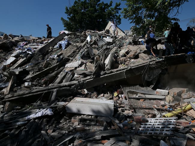 Vista de los escombros de un edificio derrumbado tras un terremoto en Cali, Colombia, el 10 de agosto de 2026. Un potente terremoto sacudió Colombia y países latinoamericanos vecinos el 10 de agosto de 2026, y equipos médicos se movilizaron para ayudar a las víctimas tras los daños o el derrumbe de edificios en varias ciudades. El Servicio Geológico de Colombia y su homólogo estadounidense, el USGS, estimaron la magnitud en 7,4, con un epicentro a 100 km (60 millas) de profundidad en el oeste del país. Inicialmente, Colombia la había estimado en 6,6. (Foto de JOAQUIN SARMIENTO / AFP)