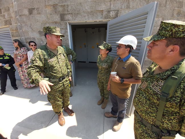 Comandante de la Armada, almirante Francisco Cubides en el sistema de energía para el batallón de infantería en San José del Guaviare. Caracol Radio