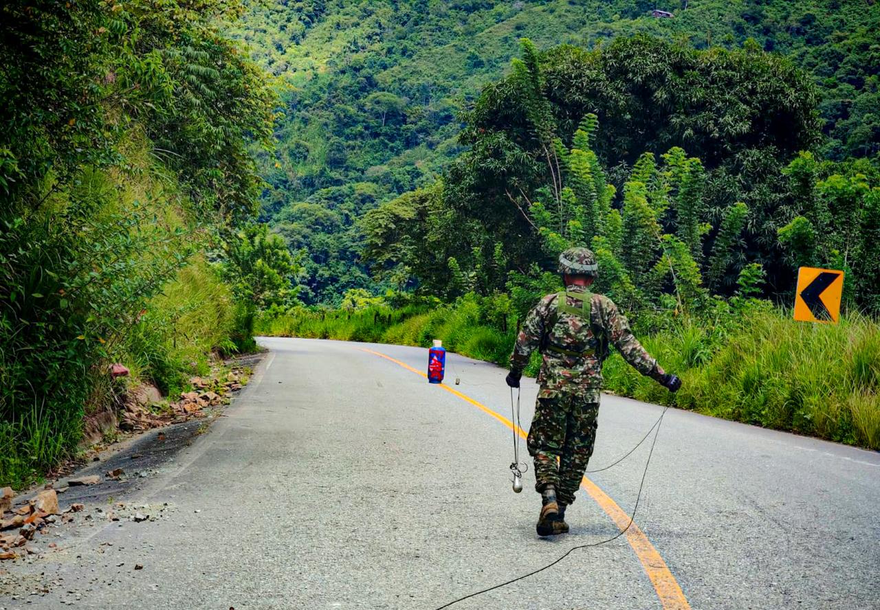 Cilindro en la vía Medellín- Ituango: foto Cuarta Brigada