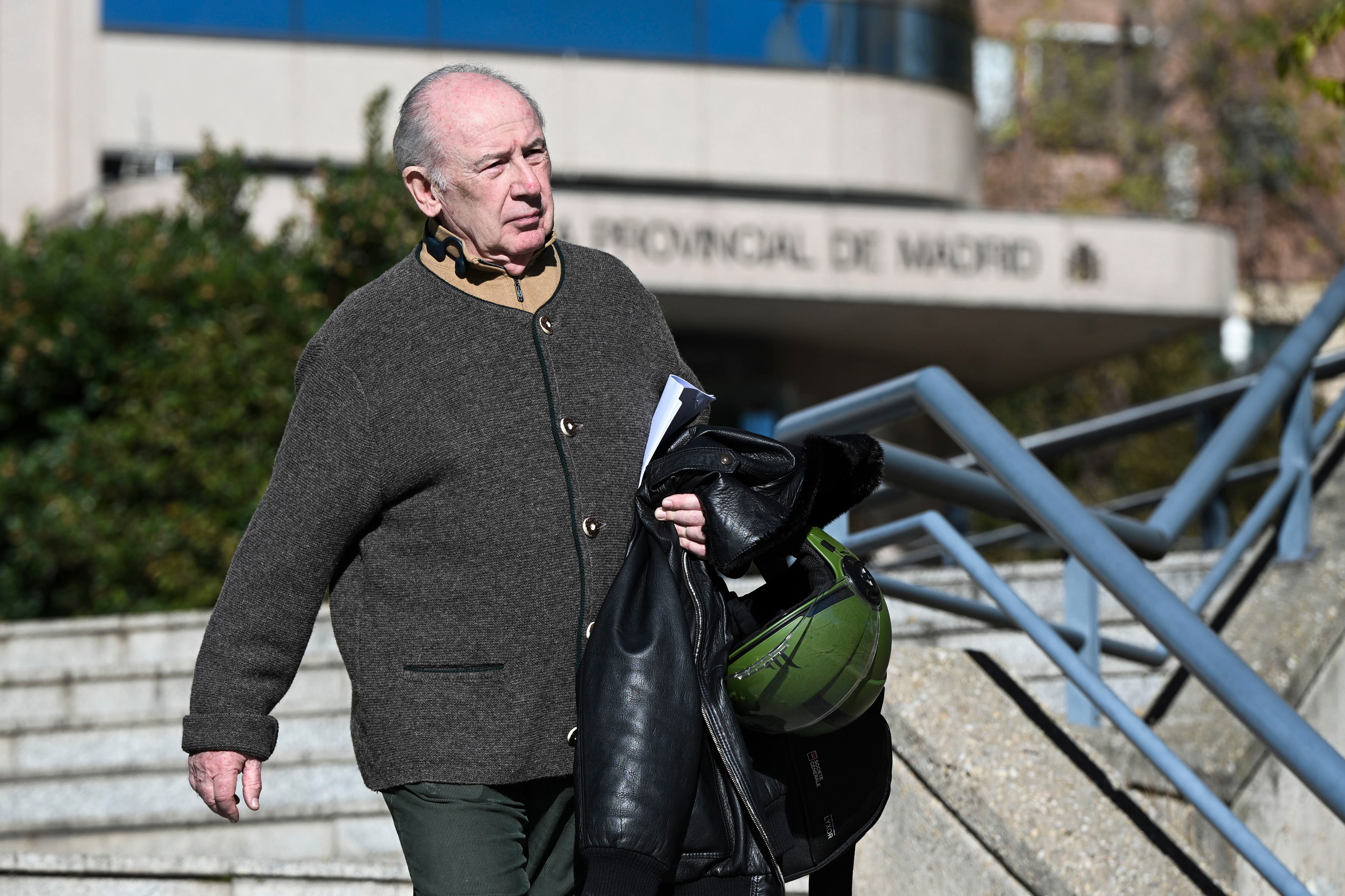 Rodrigo Rato a las puertas de la Audiencia Provincial de Madrid donde ha ido a recoger su sentencia, este viernes. La Audiencia Provincial de Madrid ha condenado al ex vicepresidente del Gobierno Rodrigo Rato a cuatro años, nueve meses y un día de cárcel por tres delitos fiscales, un delito de blanqueo de capitales y corrupción entre particulares, así como una multa de más de 2 millones de euros, y el pago de 568.413 euros a Hacienda. EFE/ Fernando Villar
