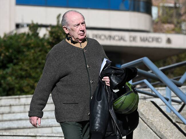 Rodrigo Rato a las puertas de la Audiencia Provincial de Madrid donde ha ido a recoger su sentencia, este viernes. La Audiencia Provincial de Madrid ha condenado al ex vicepresidente del Gobierno Rodrigo Rato a cuatro años, nueve meses y un día de cárcel por tres delitos fiscales, un delito de blanqueo de capitales y corrupción entre particulares, así como una multa de más de 2 millones de euros, y el pago de 568.413 euros a Hacienda. EFE/ Fernando Villar