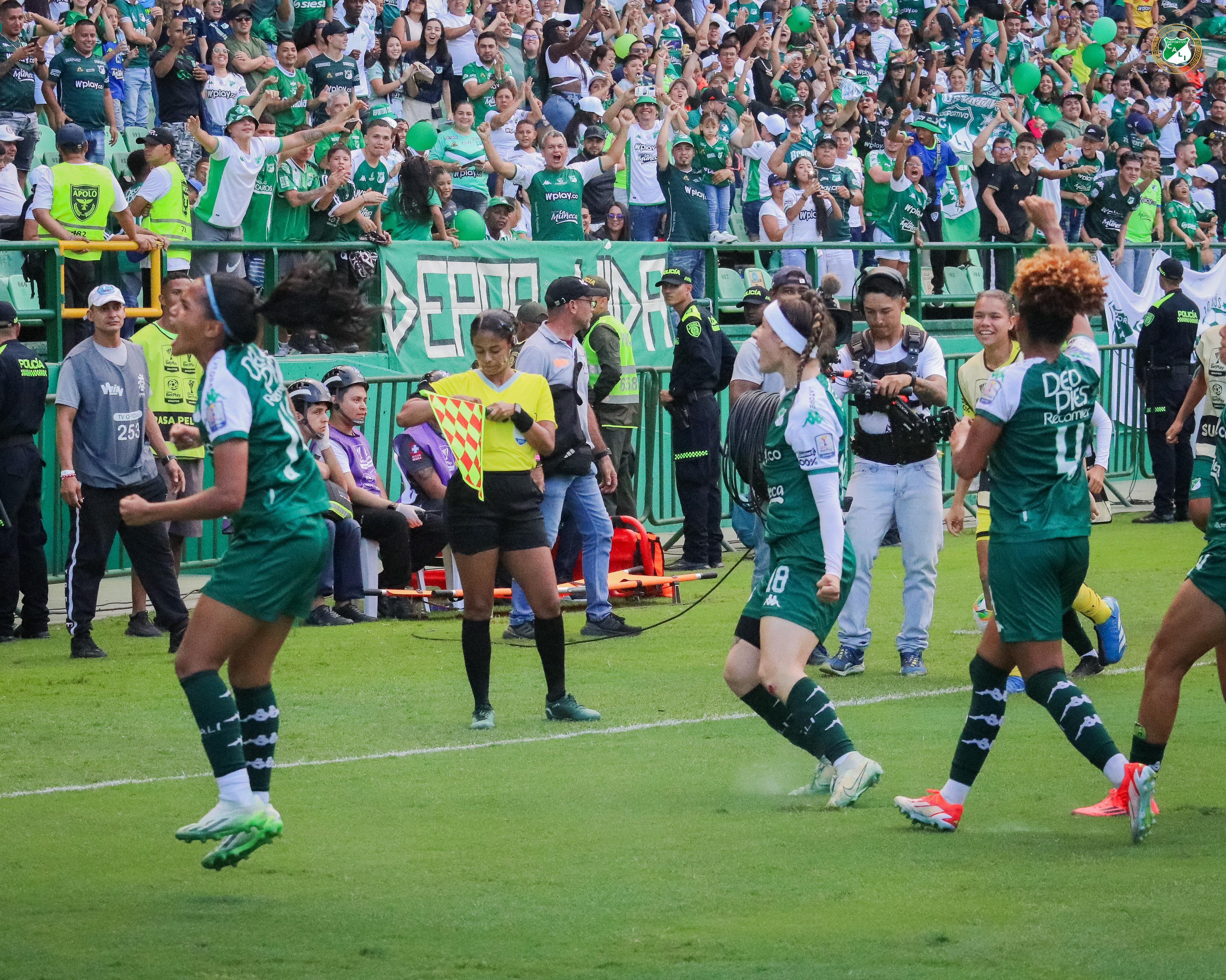 Las jugadoras del Cali celebran uno de los goles en la final / Twitter: @CaliFemenino.