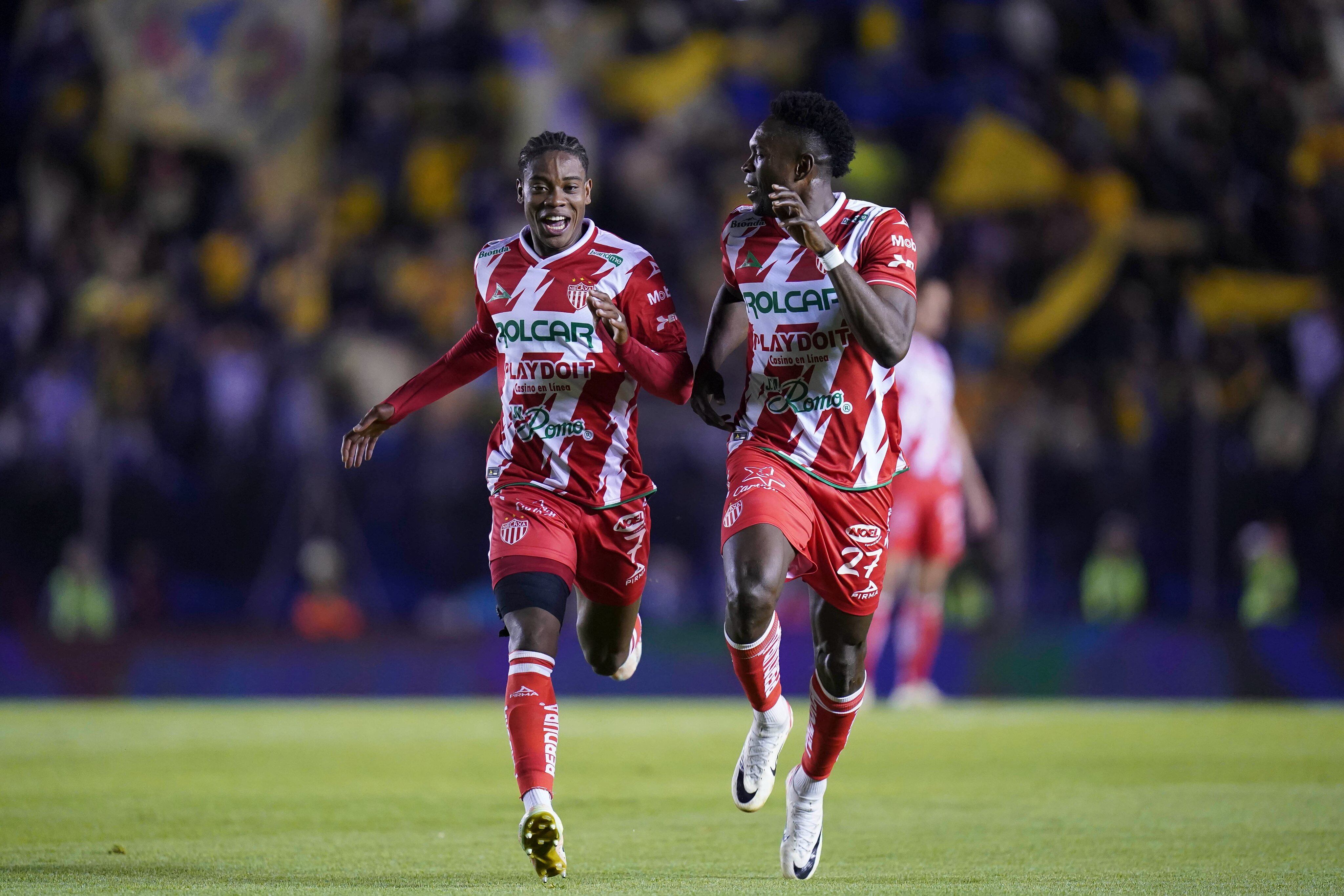 Kevin Rosero y Diber Cambindo, autores de dos goles de Necaxa ante el América / Twitter: @LigaBBVAMX.