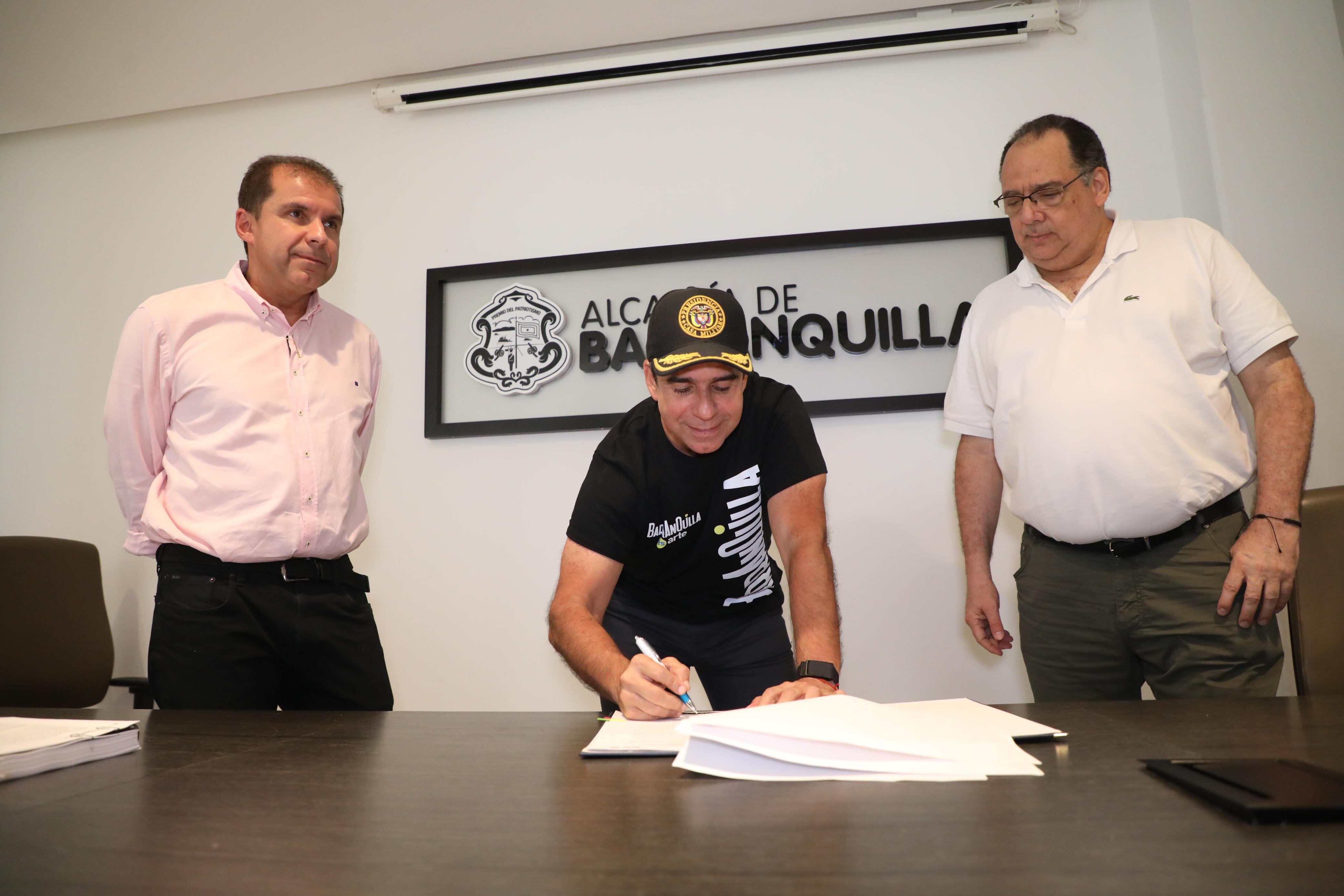 El alcalde de Barranquilla, Alejandro Char, firma resolución de las primeras asignaciones de subsidios