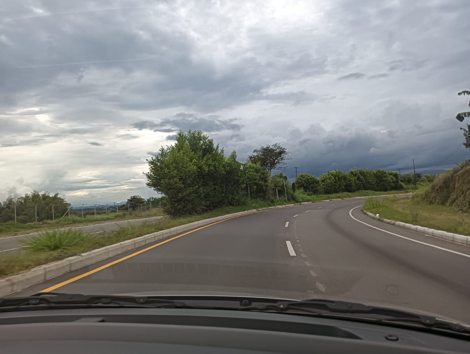 Parte de la doble calzada que se construye en la vía Armenia - Montenegro, Quindío. Foto: Adrián Trejos