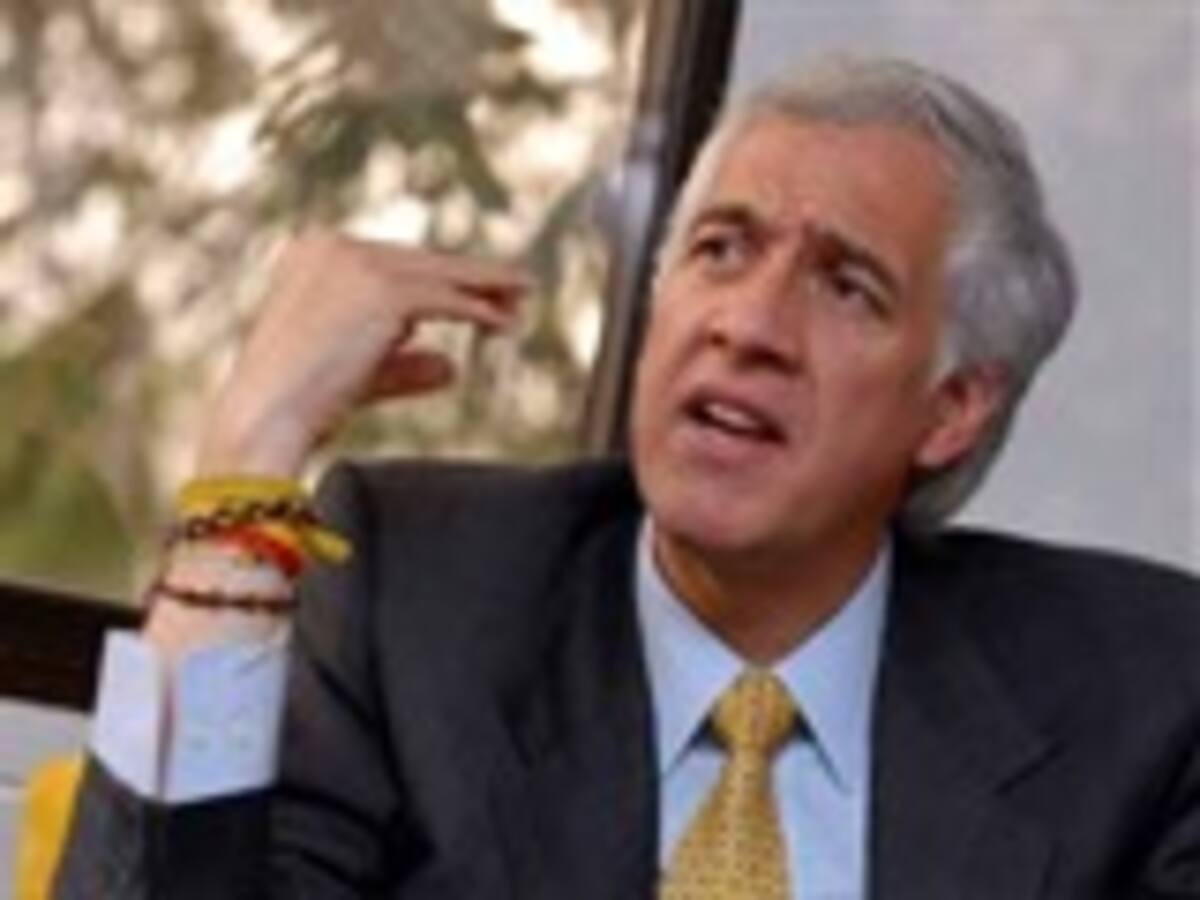 Alcalde de Bogotá, Samuel Moreno, habla del triunfo de Juan Manuel Santos