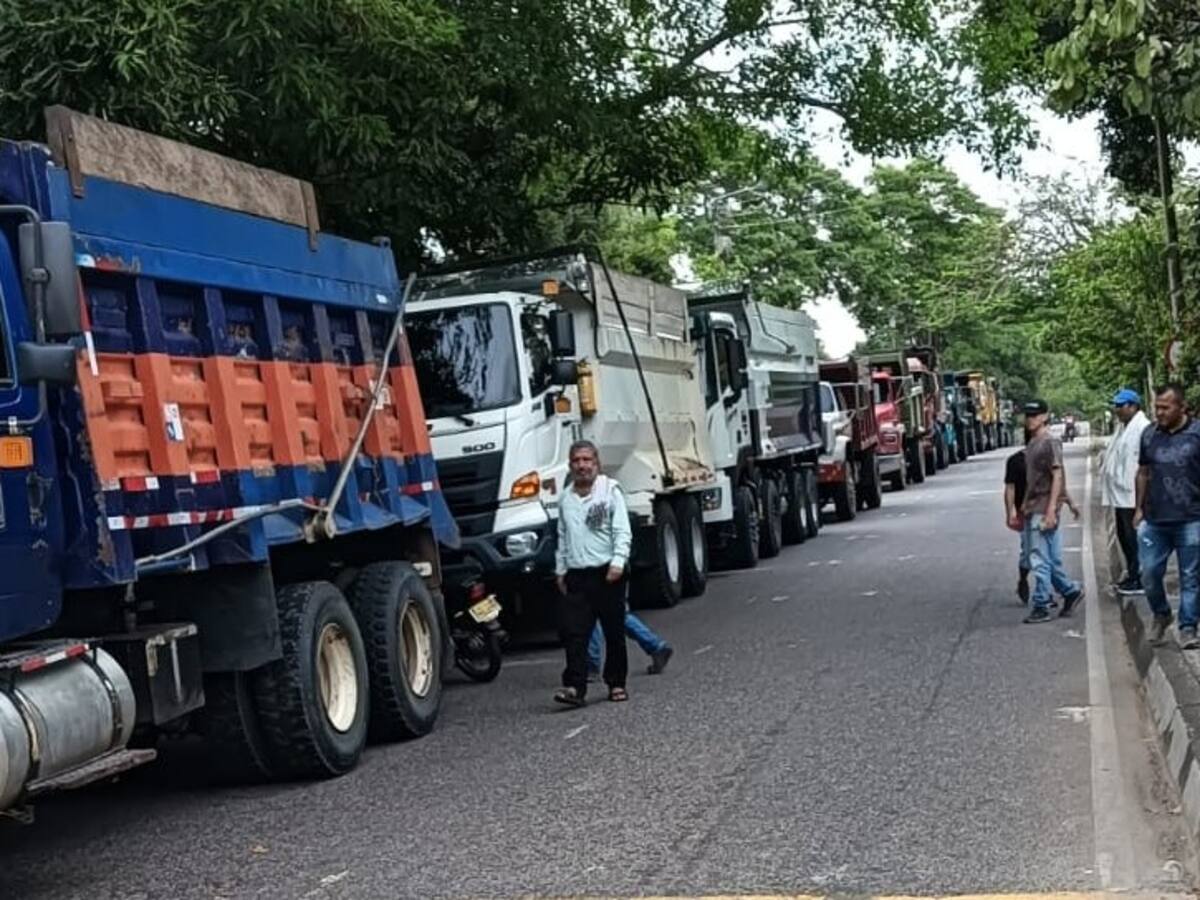 Volqueteros en Santander, realizan plantón ante contratistas de la troncal del Magdalena Medio