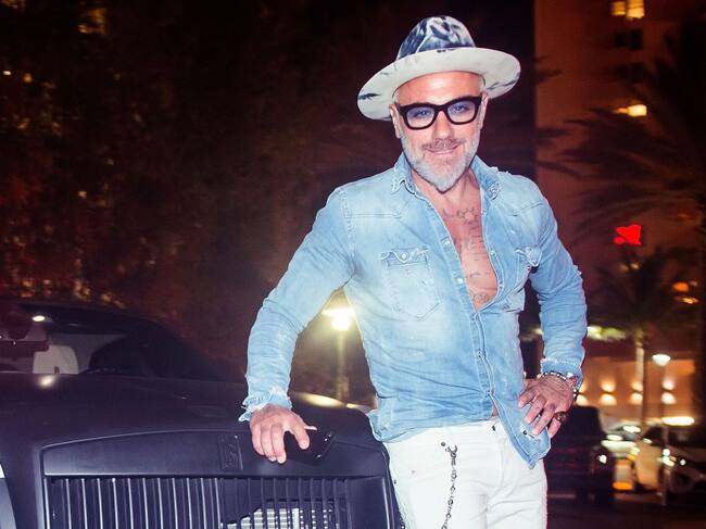 El millonario ha publicado varias fotografías con la joven de 15 años.