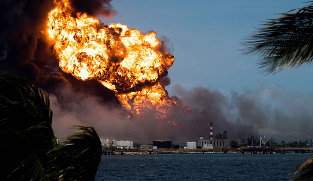 Incendios en depósitos de combustible en Cuba.              Foto: Getty 
