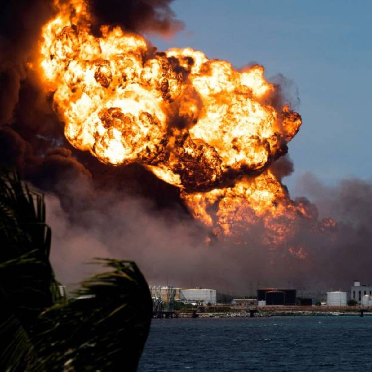 Continúa el incendio de depósitos de combustible en Cuba