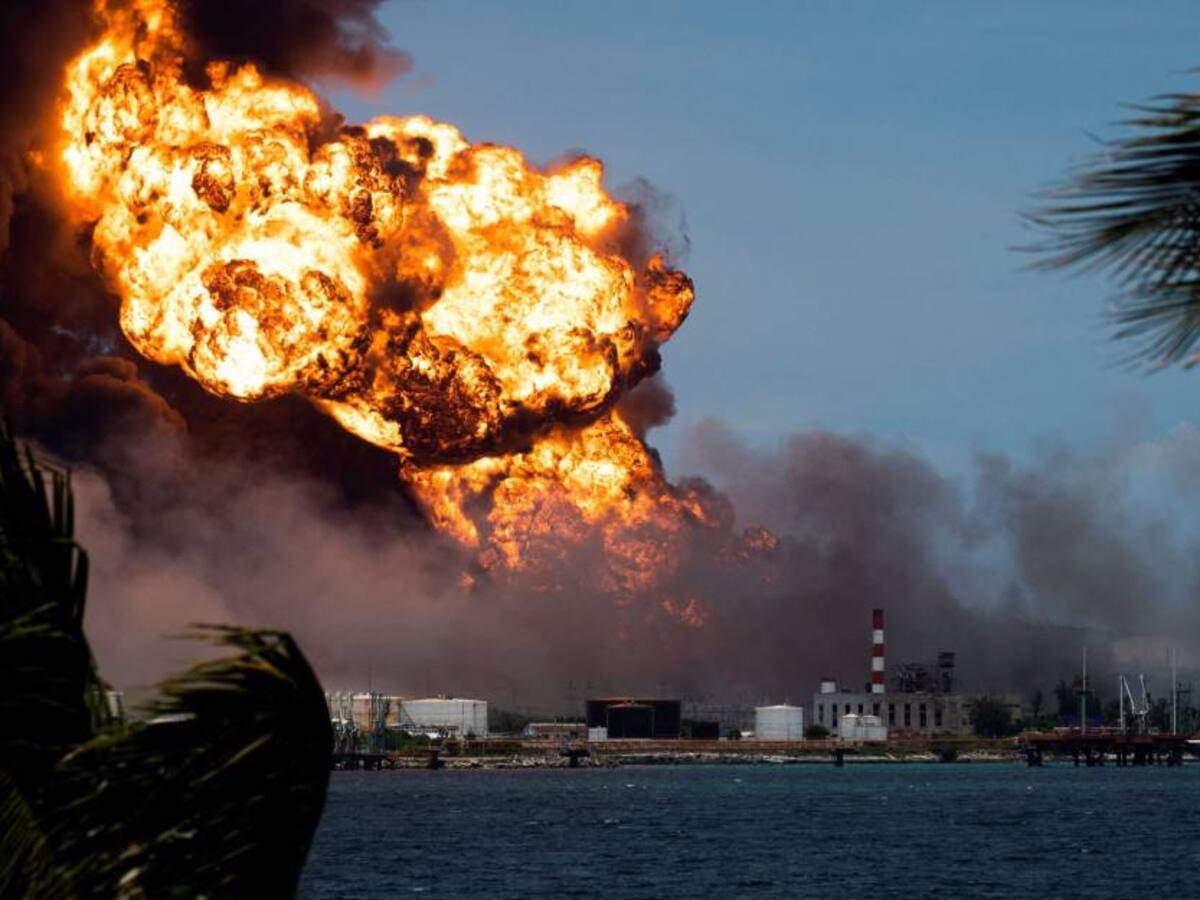 Continúa el incendio de depósitos de combustible en Cuba