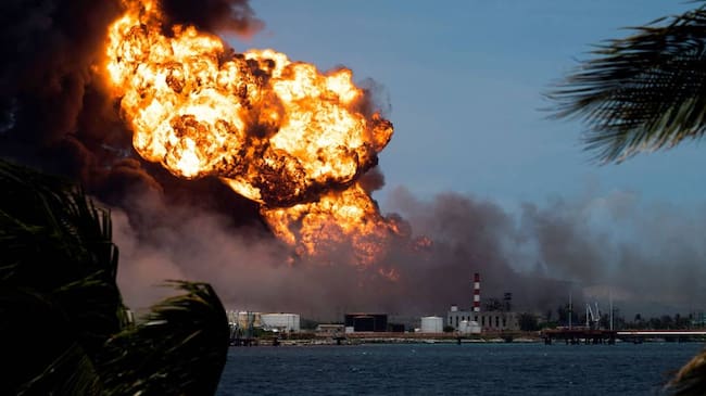 Incendios en depósitos de combustible en Cuba. Foto: Getty