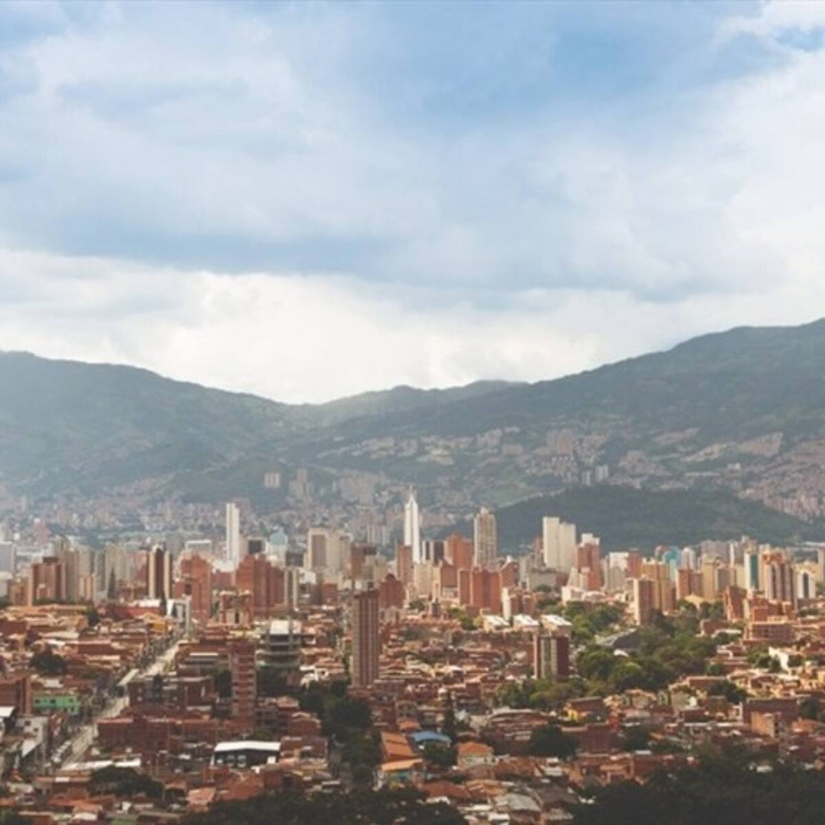 Los grupos ilegales en Medellín tienen alrededor de 7 mil menores reclutados: alcalde Gutiérrez
