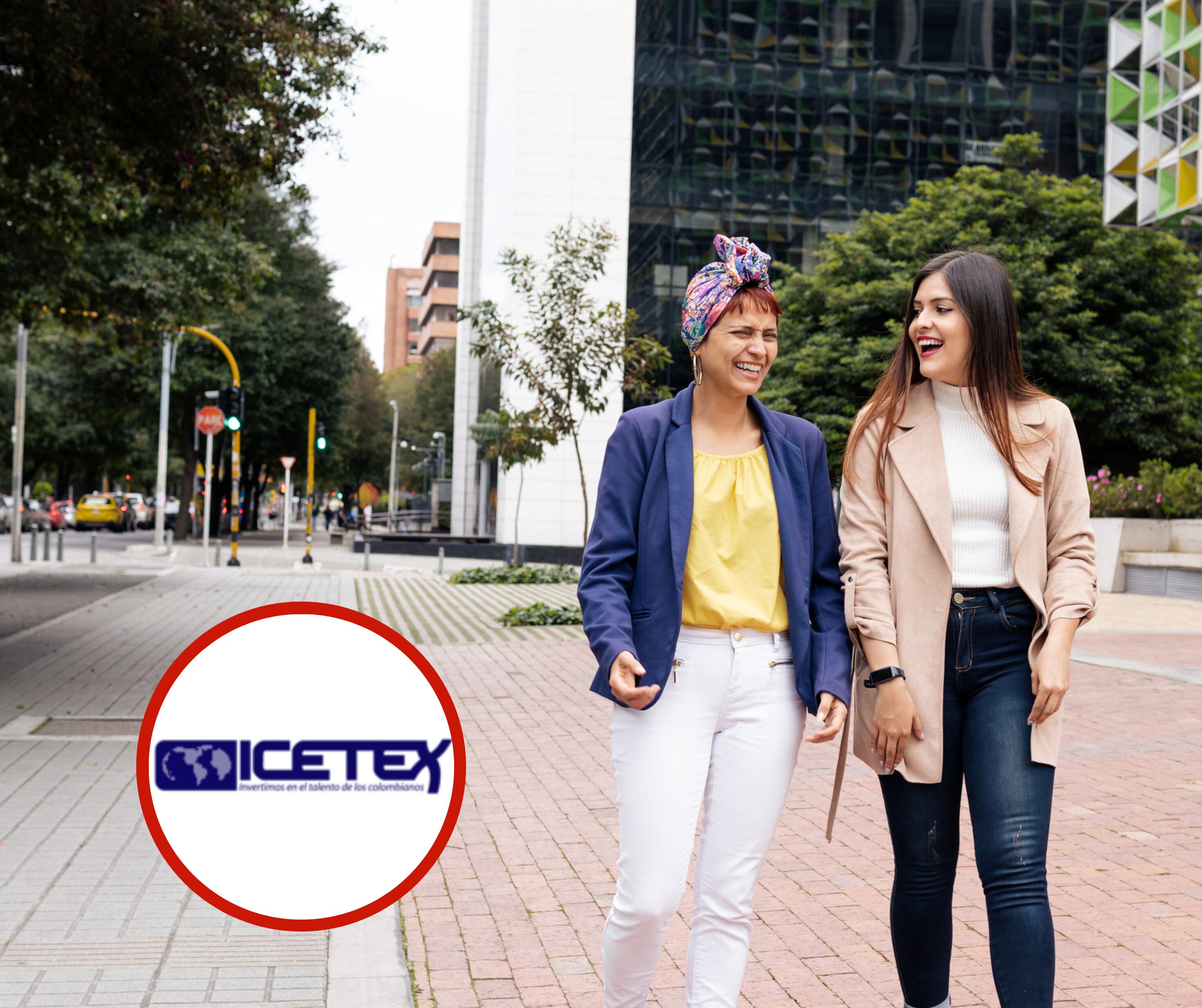 Dos estudiantes caminando por la calle mientas dialogan junto al logo del ICETEX (Fotos vía Getty Images y Colprensa)