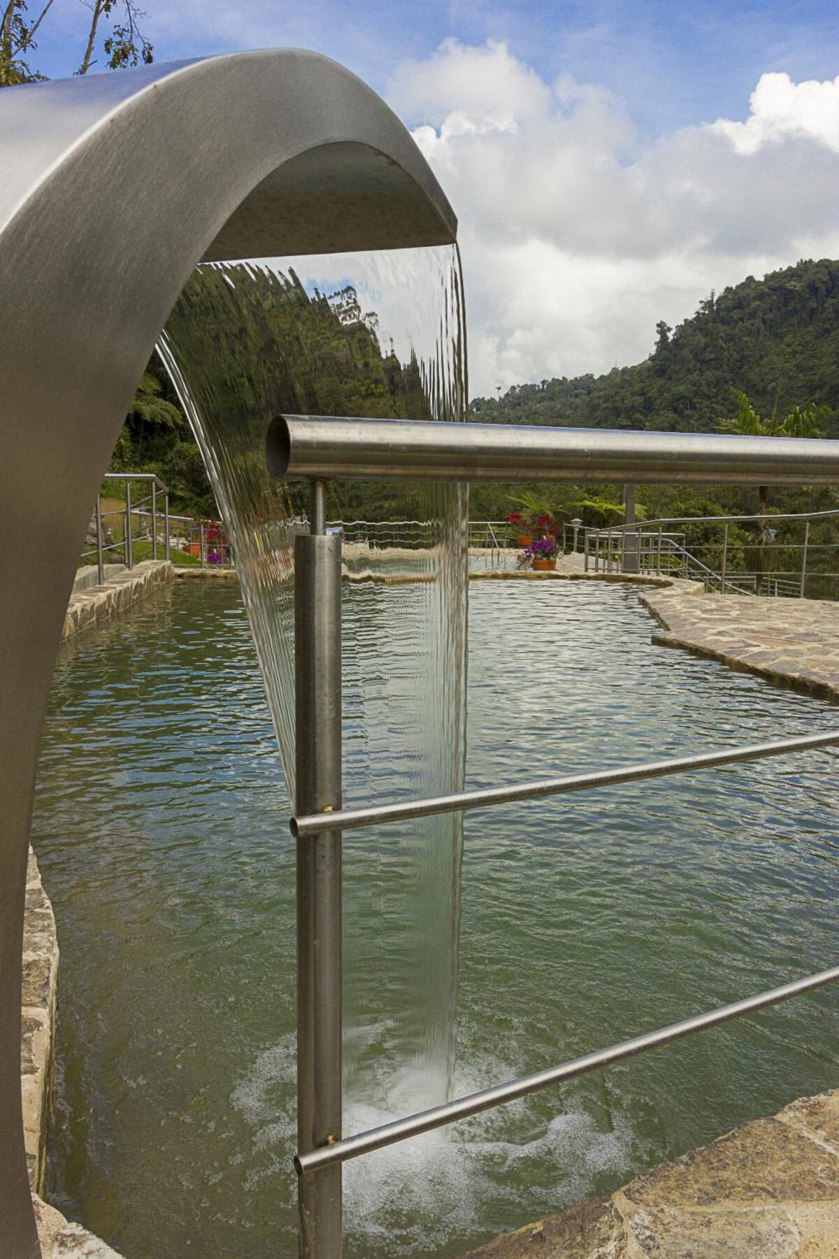 En estas piscinas termales, ubicadas en Santa Rosa de Cabal, se sentirá el placer del calor y las sales naturales; más que entretenimiento proporciona salud y bienestar.