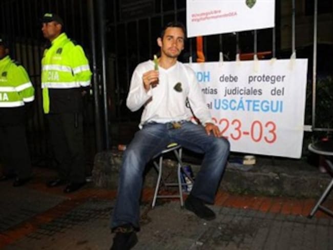 José Jaime Uscátegui inicia huelga de hambre frente a la sede de la OEA