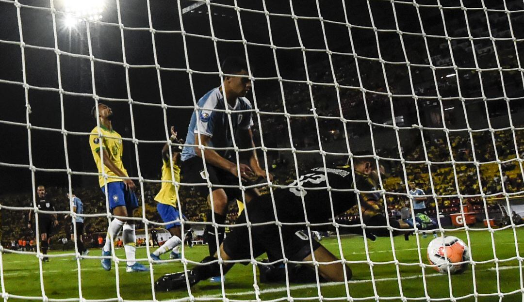 Momento en el cual al portero de Uruguay se le resbala el balón