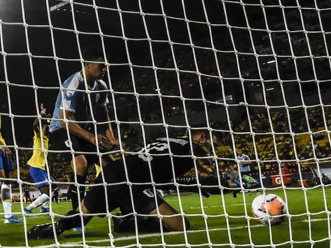 Momento en el cual al portero de Uruguay se le resbala el balón