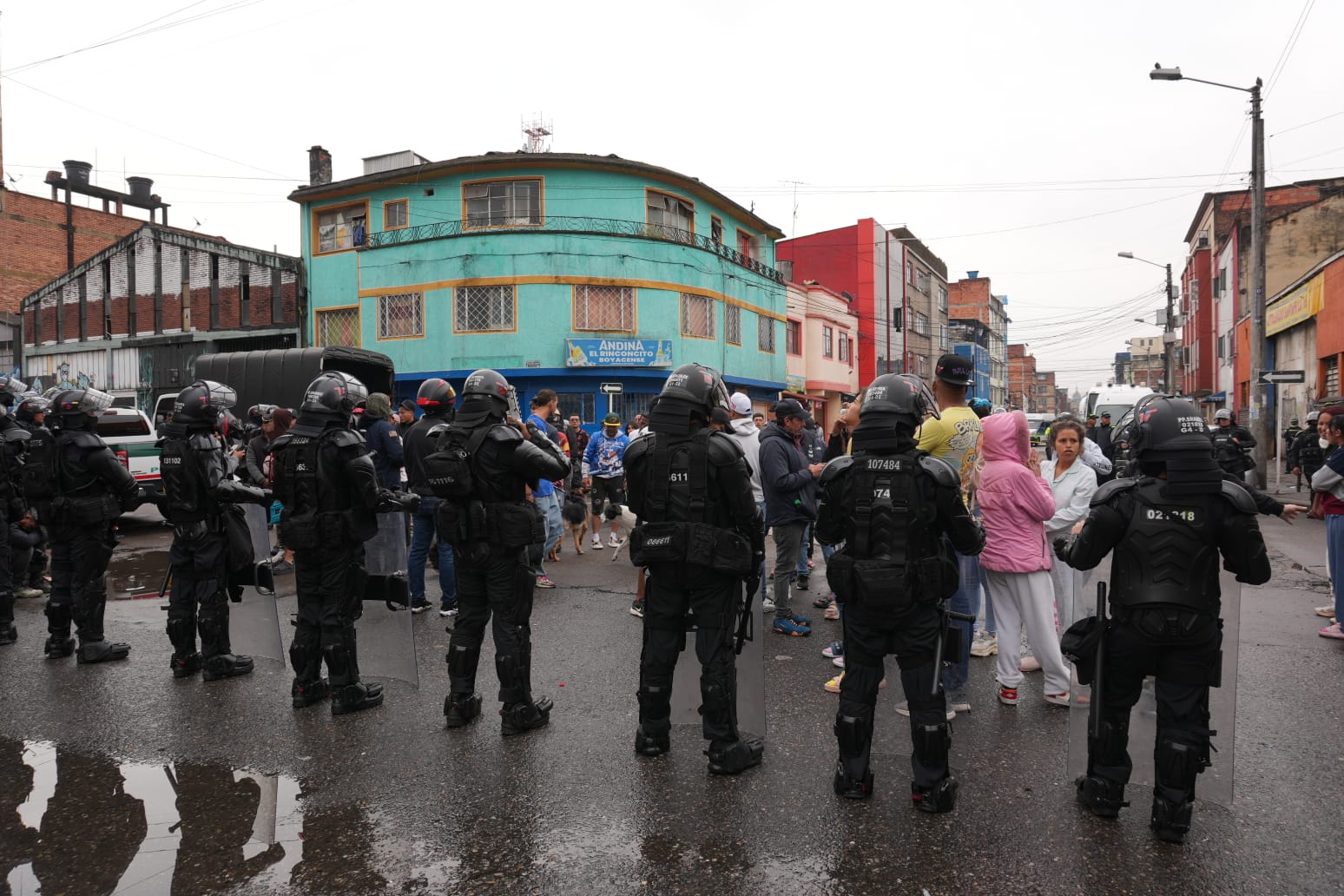 Operativos en pagadiarios en Bogotá: incautaron armas, drogas y objetos robados