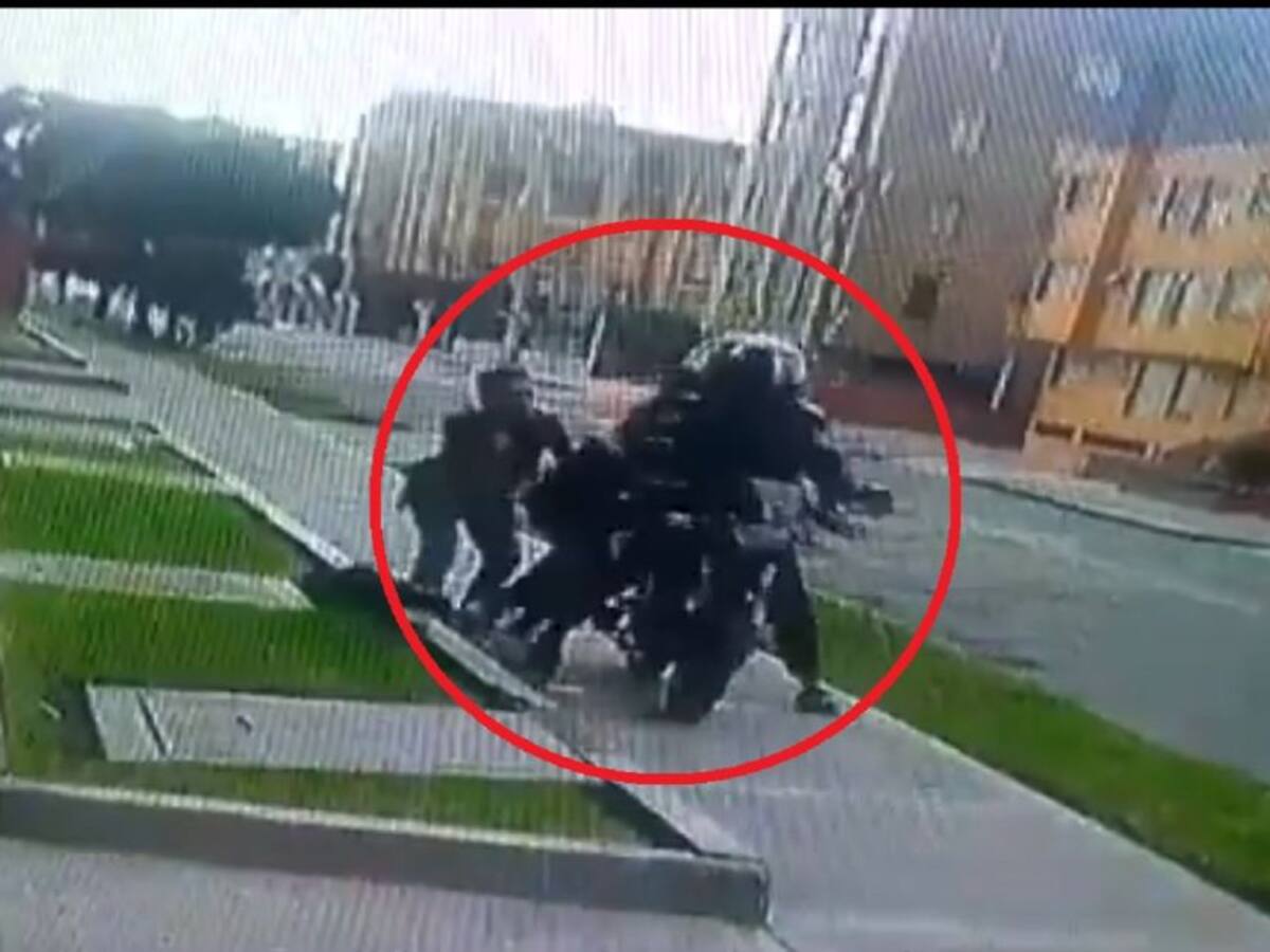 (VIDEO) Casi se la lleva con todo y celular