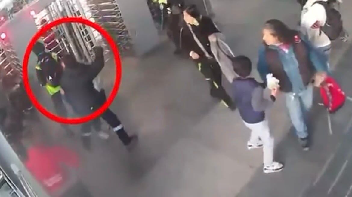 VIDEO: hombre atacó con un martillo a un guarda de seguridad de TransMilenio en Portal 20 de Julio