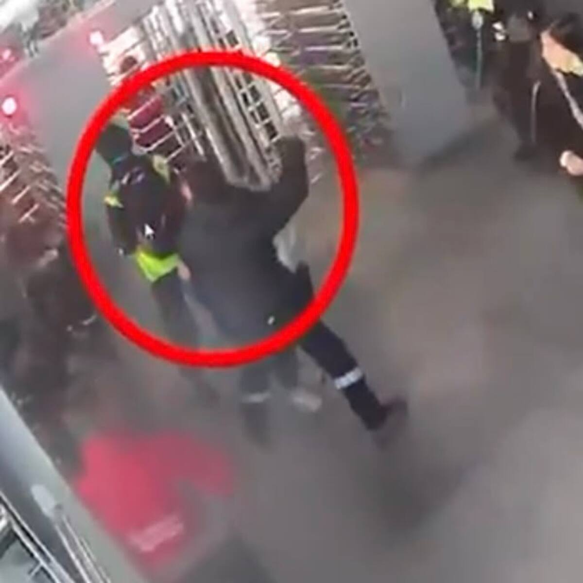 VIDEO: hombre atacó con un martillo a un guarda de seguridad de TransMilenio en Portal 20 de Julio
