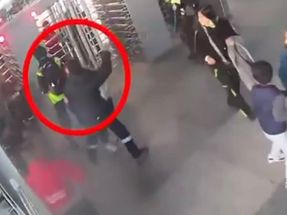 VIDEO: hombre atacó con un martillo a un guarda de seguridad de TransMilenio en Portal 20 de Julio