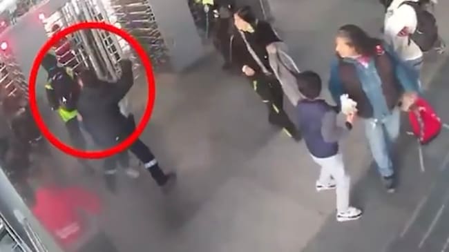 VIDEO: hombre atacó con un martillo a un guarda de seguridad de TransMilenio en Portal 20 de Julio