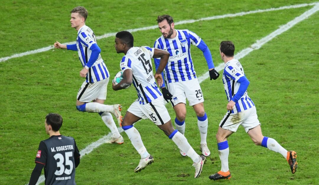 Jhon Córdoba festeja su quinto gol en la presente Bundesliga.