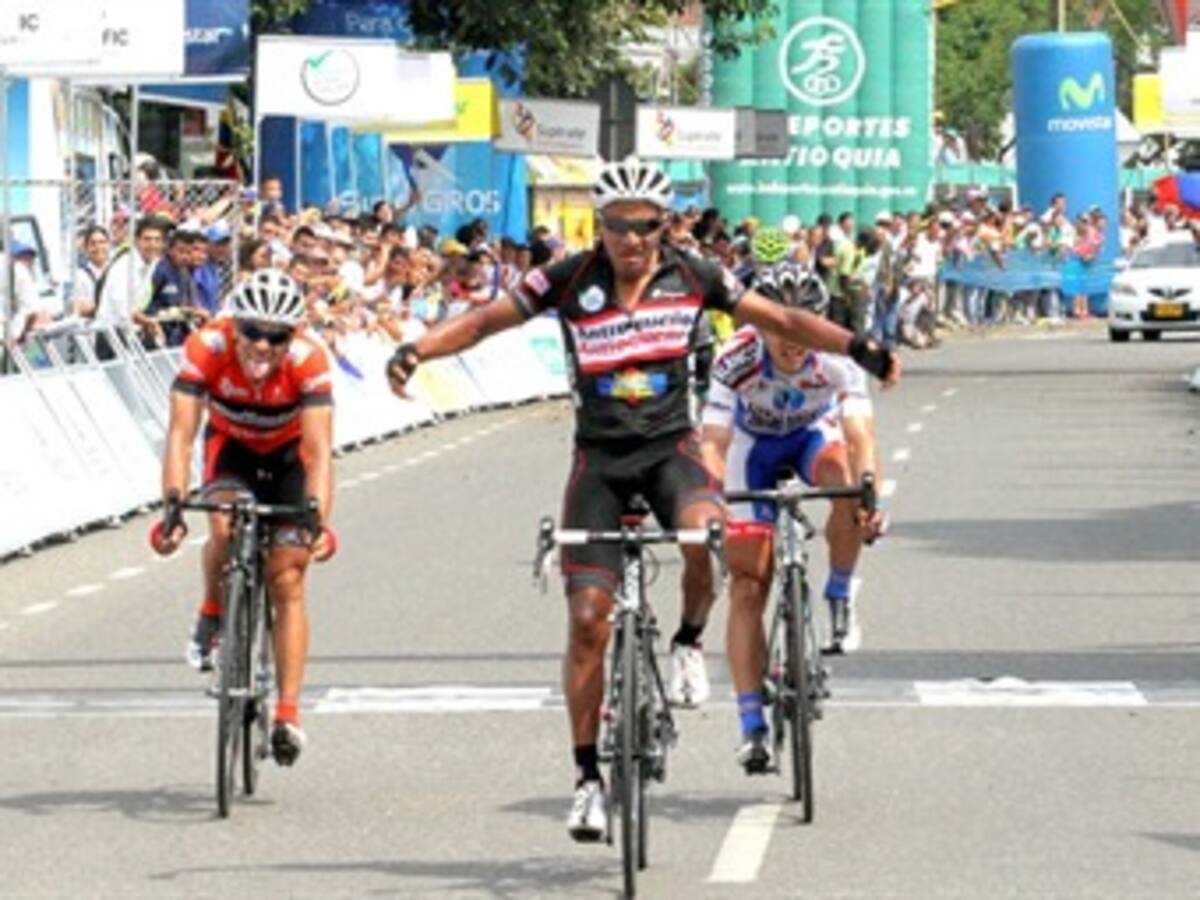 Rafael Montiel ganó en la llegada a Cali y se metió en el top 10 de la Vuelta a Colombia