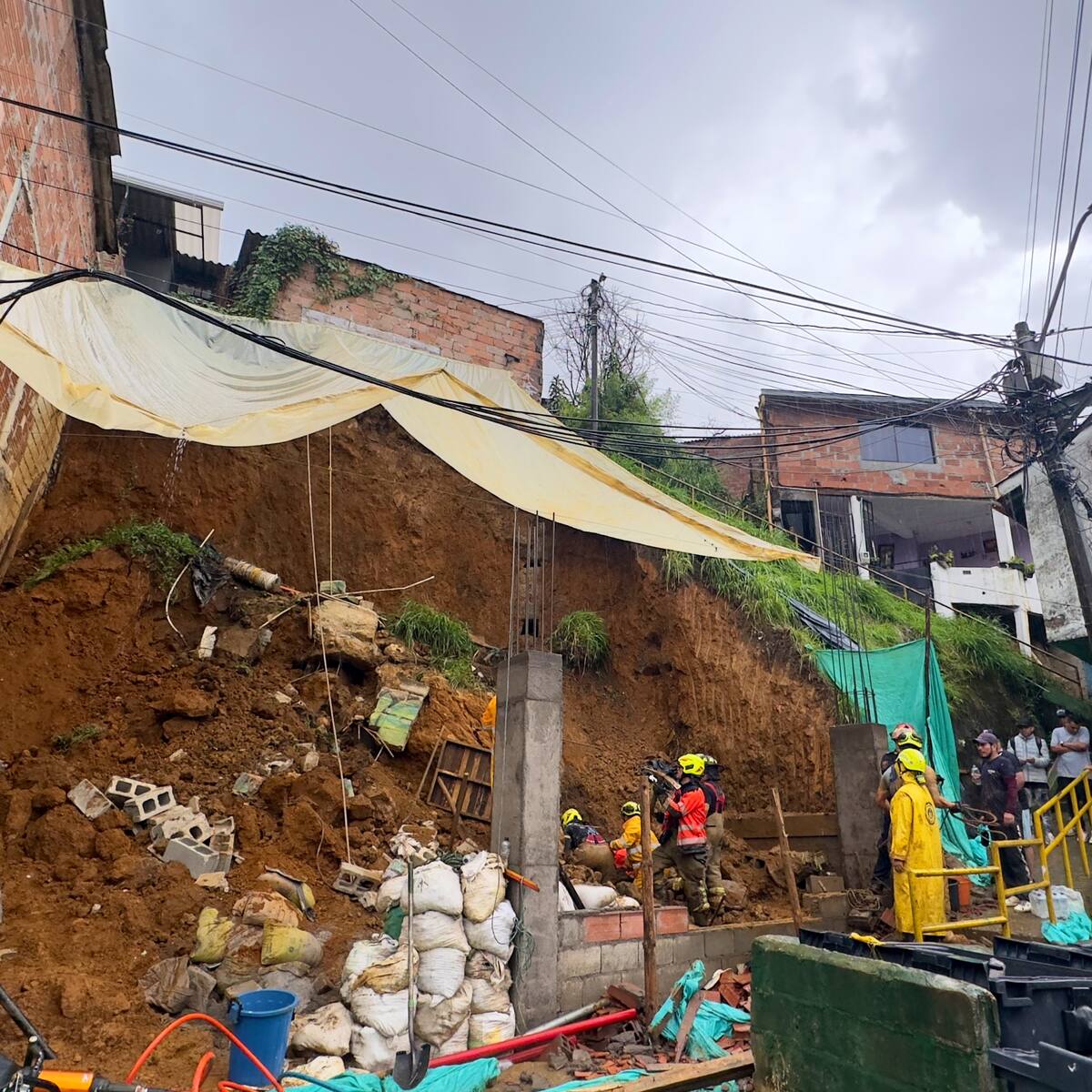 Un muerto y un herido deja el colapso de un terreno en una obra en Medellín