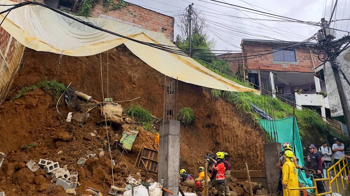 Un muerto y un herido deja el colapso de un terreno en una obra en Medellín