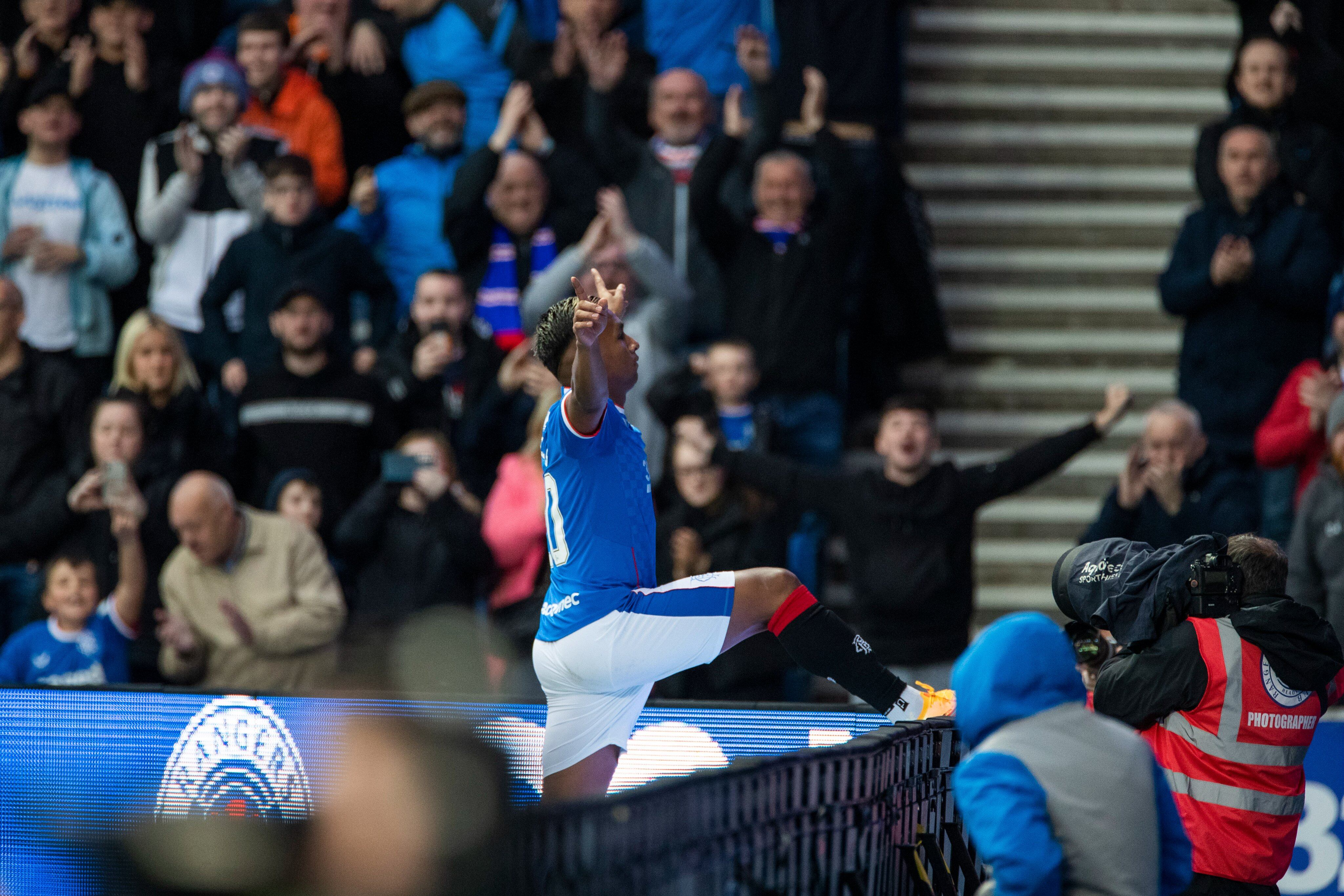 Alfredo Morelos festeja su tercer gol de la temporada con el Rangers / @RangersFC
