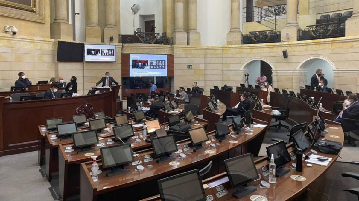 Aprueban artículo que censuraría a prensa al denunciar servidores públicos