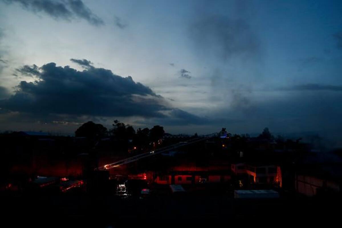 Oficiales del Cuerpo de Bomberos de las localidades de Puente Aranda, Garcés Navas y Fontibón atendieron un incendio estructural, en una bodega de solventes, ubicada en la carrera 119 con 64, en la localidad de Engativá, al occidente de Bogotá.