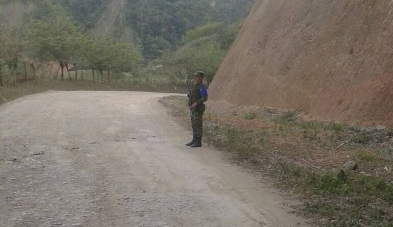 Aunque soldados y policías están custodiando, no hay vehículos circulando.