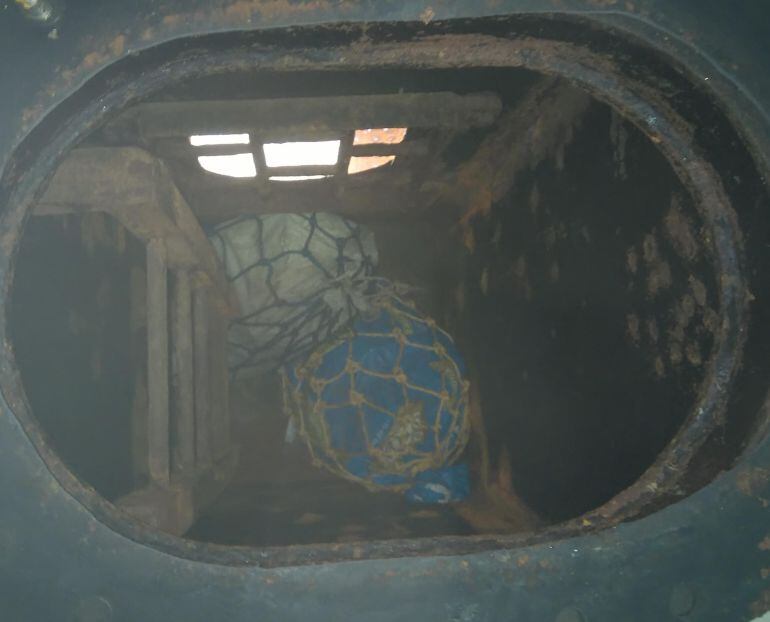 Unidades de la Estación de Guardacostas de Barranquilla realizaron la inspección del buque que transportaba carbón y encontraron el alijo oculto en el timón de la embarcación.