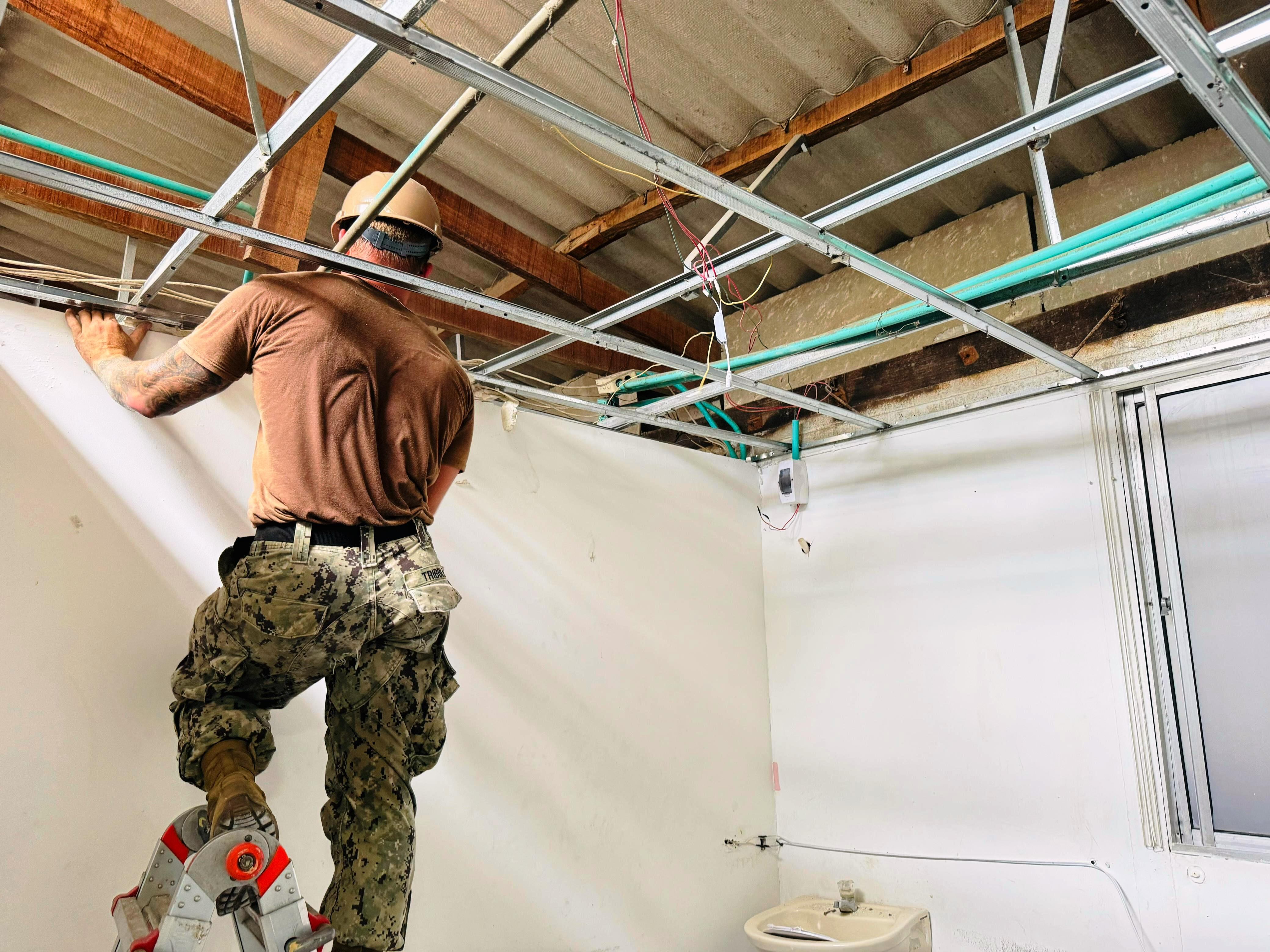 Misión humanitaria del ‘Burlington’ realizó reparaciones al centro de salud La Candelaria