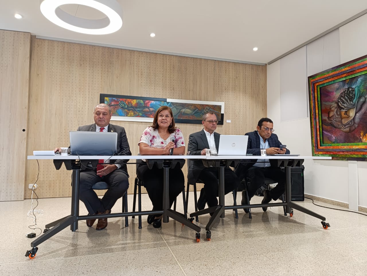 La vicerrectora Cárdenas Aguirre en compañía de los decanos de Administración, Ingeniería y Ciencias Exactas entregando un balance de dos meses de paro.