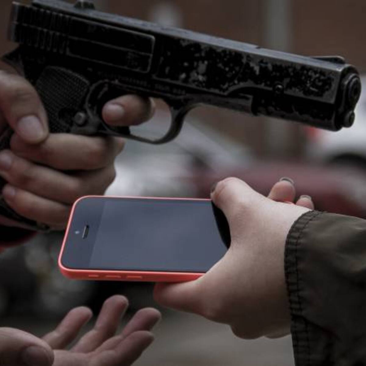 ¿Descaro? En plena transmisión roban celular de periodista