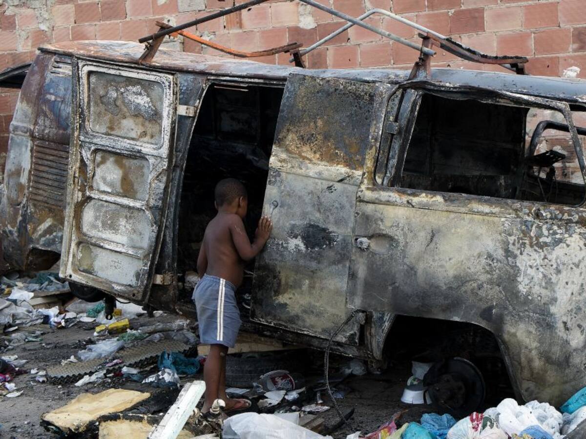 Tristeza en Brasil por fotos de gente buscando comida en restos de animales