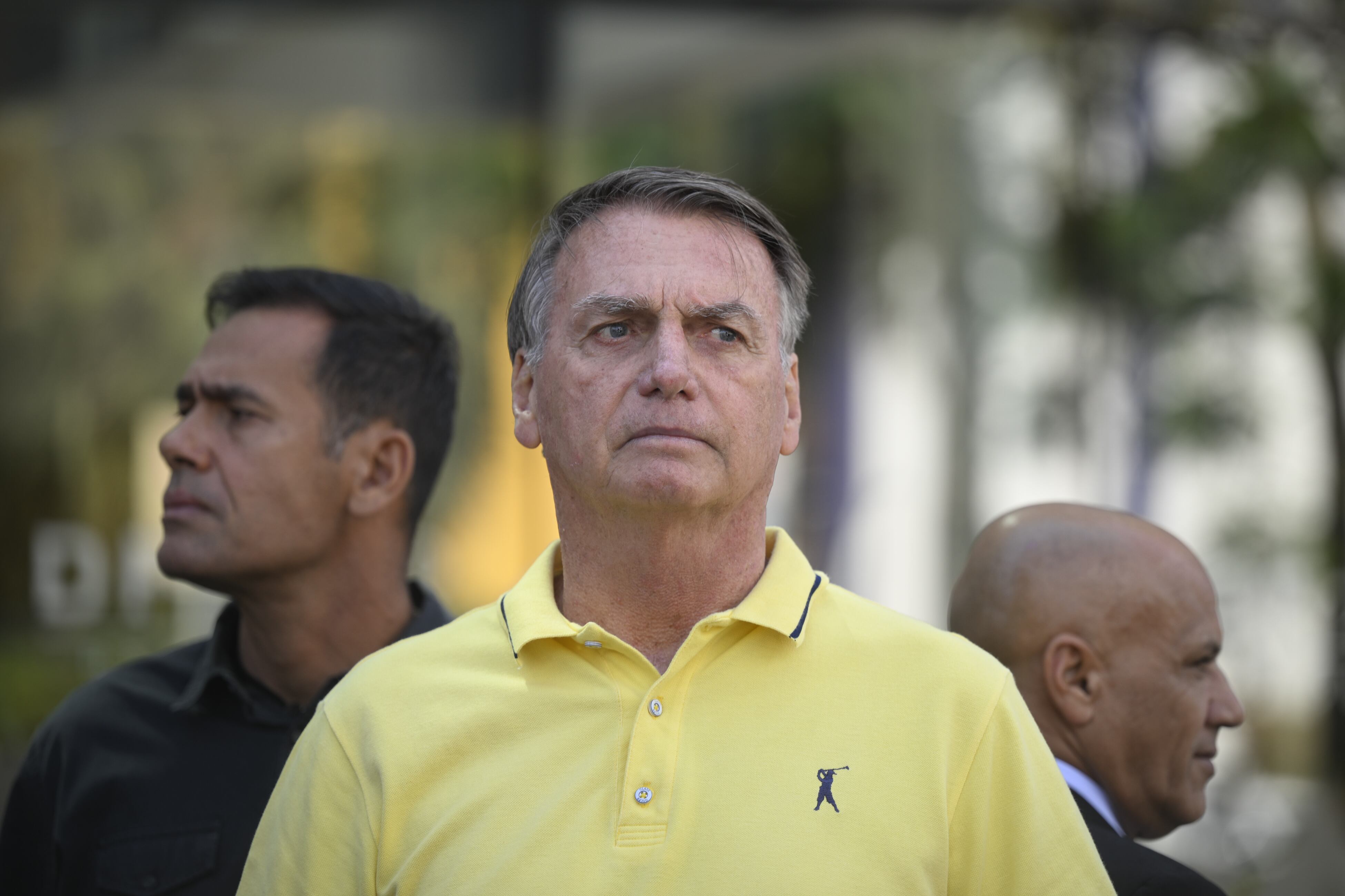 El expresidente de Brasil Jair Bolsonaro sale de un hospital después de someterse a exámenes médicos. (Foto de Mateus Bonomi/Anadolu vía Getty Images)